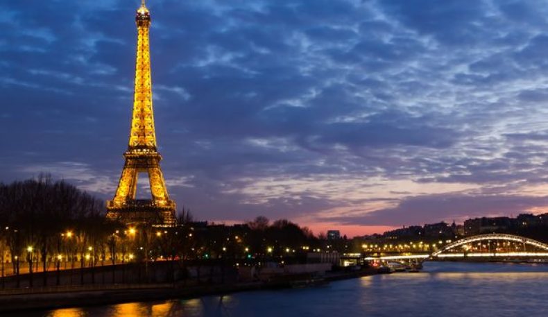 Париж: Эйфель минораси сайёҳлар учун ёпилди