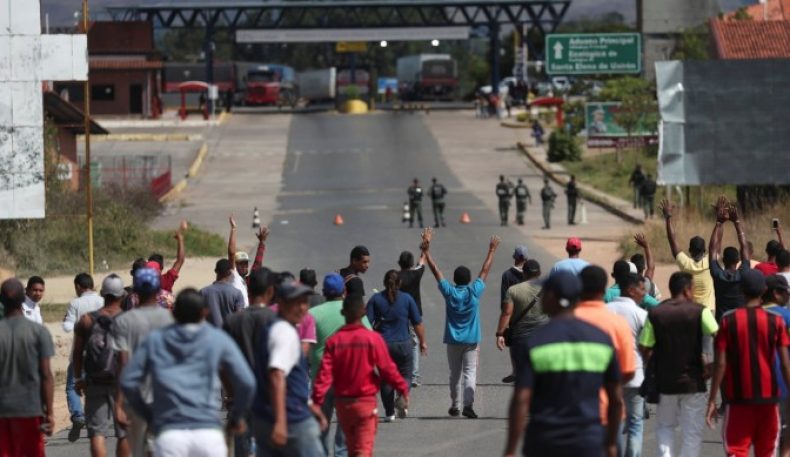 Мадуро АҚШдан инсонпарварлик ёрдамини киритмаслик учун чегараларни ёпиб қўйди