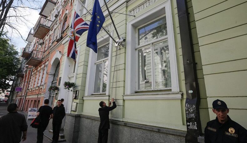 Британия Украинадан айрим дипломатларини чиқариб олади