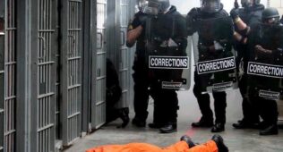 Мексика қамоқхонасидаги тартибсизликдан 20 нафар полициячи жароҳат олди