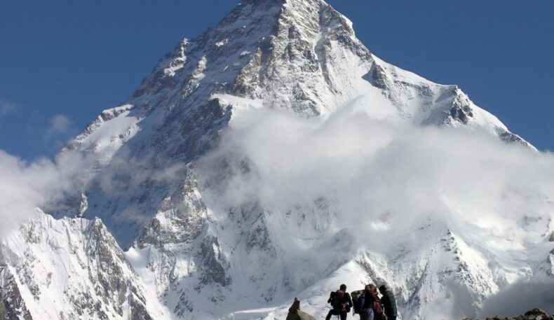 Олимлар Эверест чўққисидаги музликлар эриб бораётганини аниқлашди