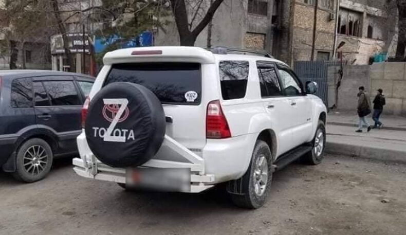 Бишкекда “Z” белгисини ёзиб олган автомобиллар жаримага тортилмоқда