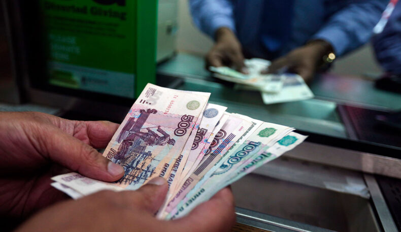 Россия фуқаролари бир ойда банклардан 1,2 триллион рубль ечиб олишди  