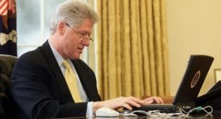 Билл клинтоннинг ноутбуки 60,6 минг долларга сотилди