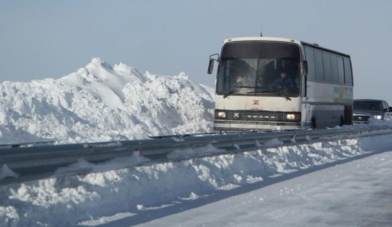 Учинчи марта: Қозоғистонда бузилиб қолган автобусдаги 55 ўзбекистонликка ёрдам кўрсатилди