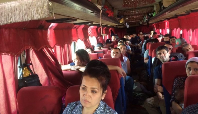 Ўзбекистонлик мигрантлар бўлган 10та автобус Омск областидаги чегарада бир неча кун ушлаб турилди
