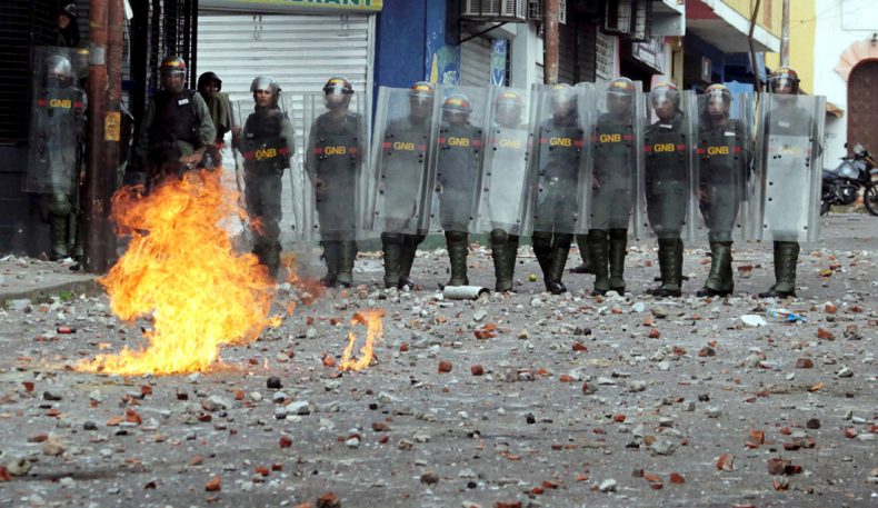 Венесуэлладаги намойишларда 26 киши ҳалок бўлди, Мадуро эса тахтни бўшатмаслигини айтди