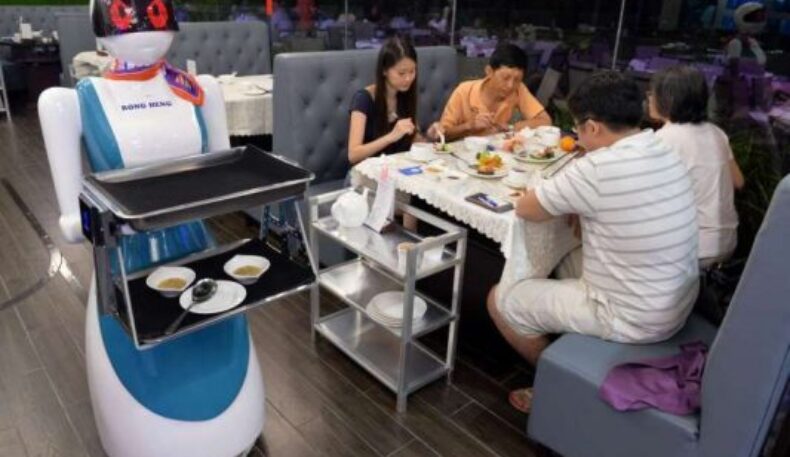 Сингапурнинг робот ишчилари ишчи кучини тўлдиришмоқда