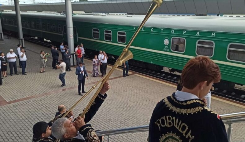 Тошкент-Душанбе поезд қатнови 30 йилдан сўнг қайта тикланди